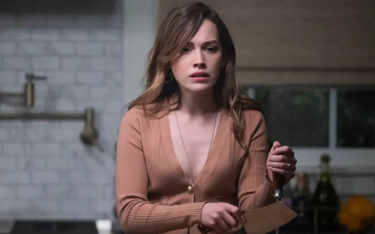 Victoria Pedretti em cena de Você, da Netflix
