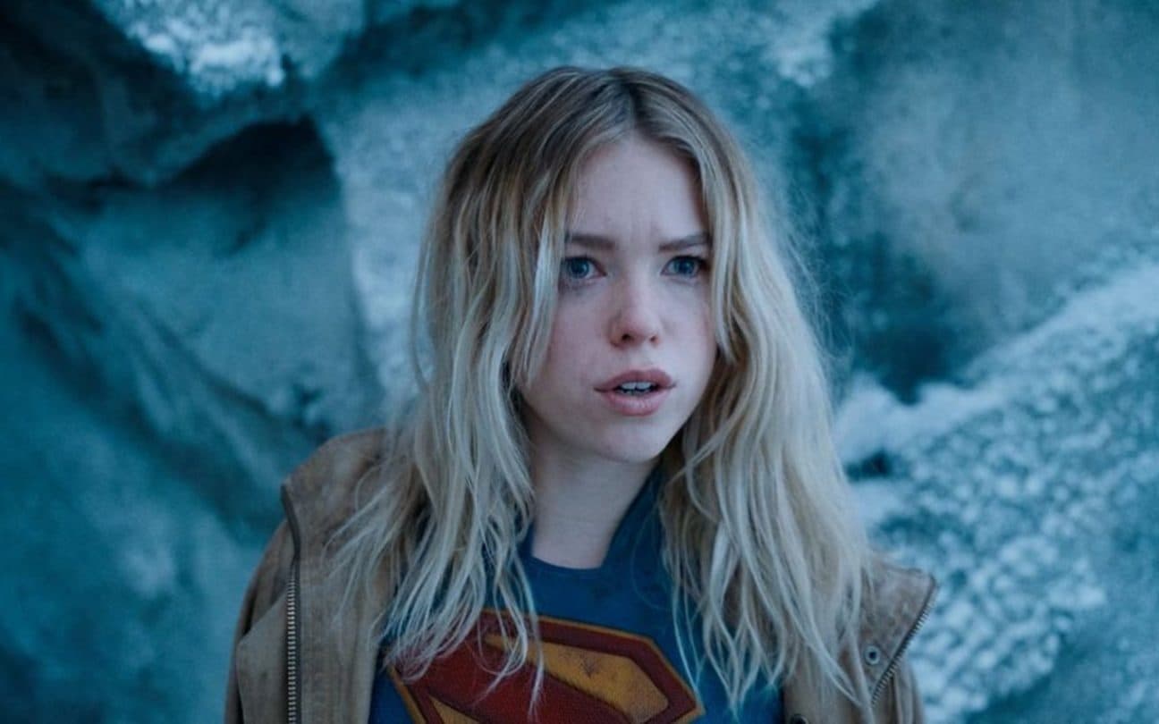 Supergirl (Milly Alcock) em cena de Superman