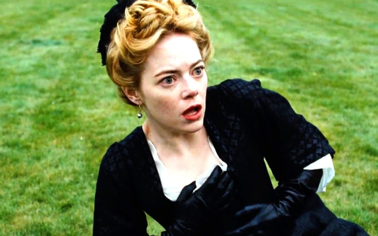 Emma Stone em cena de A Favorita