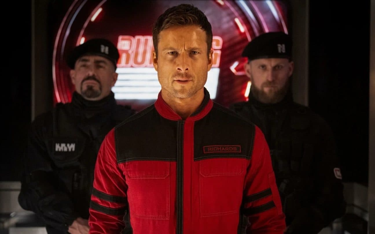 Glen Powell em cena de O Sobrevivente