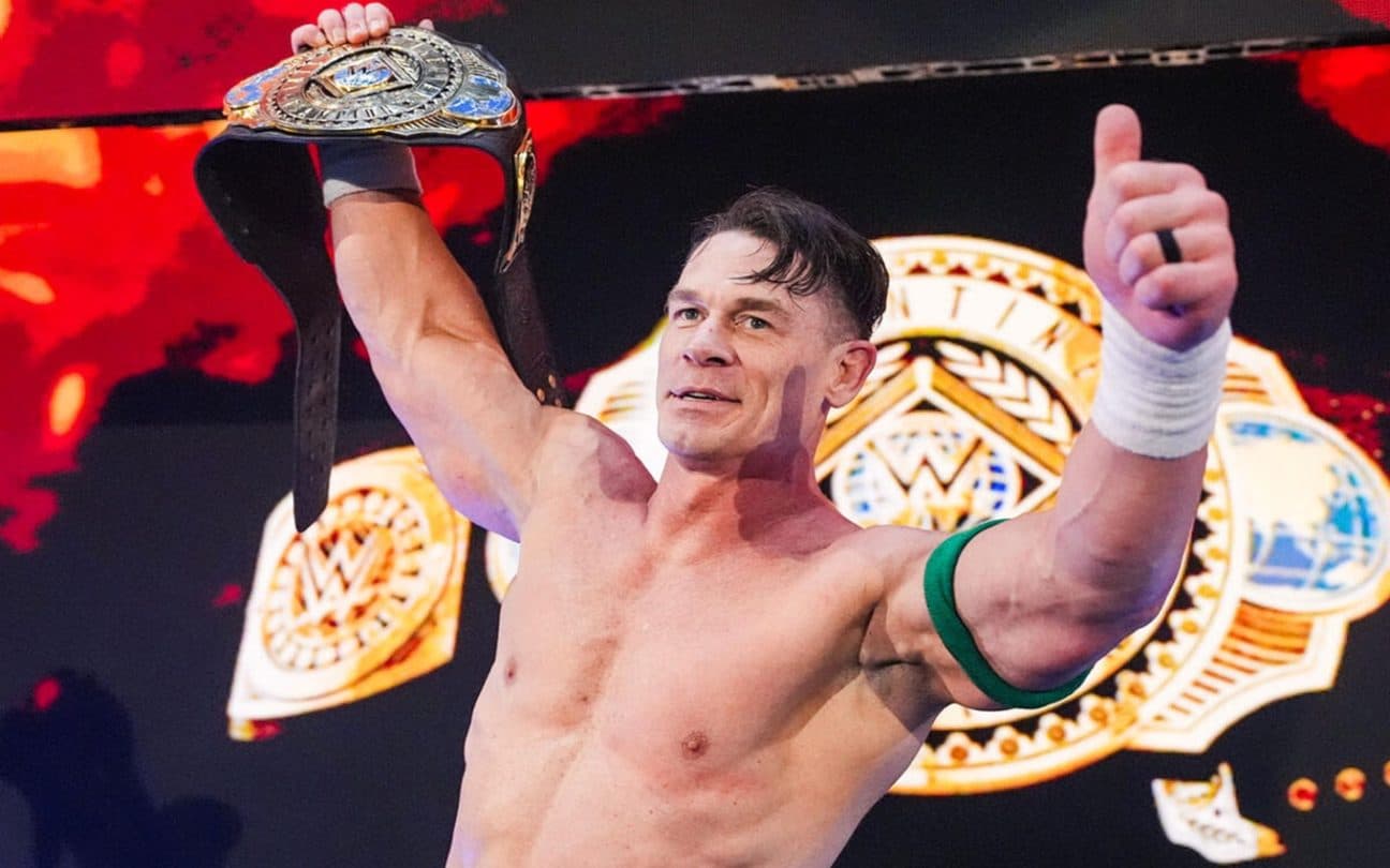 John Cena com o Intercontinental Championship na WWE