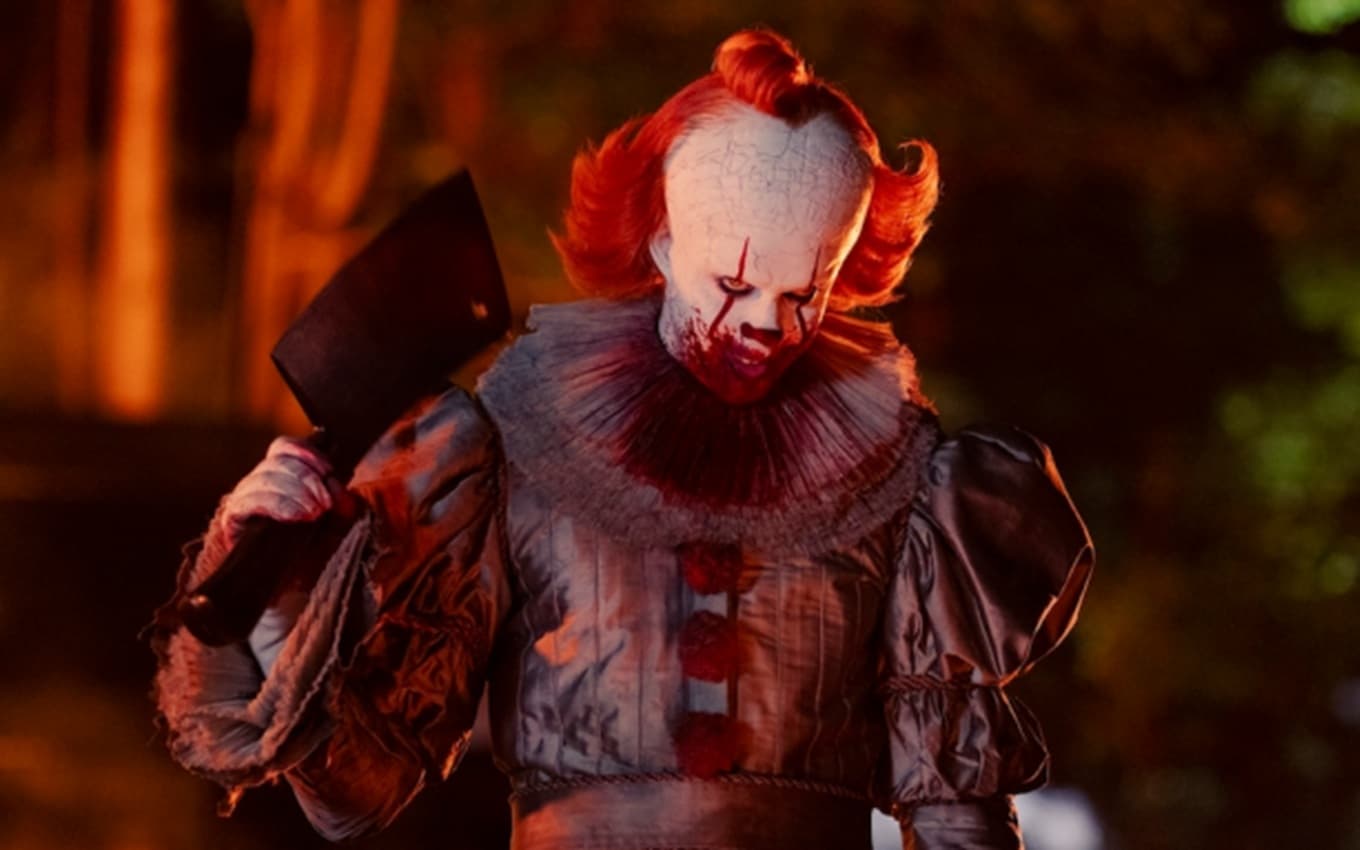Bill Skarsgård em cena de It: Bem-Vindos a Derry