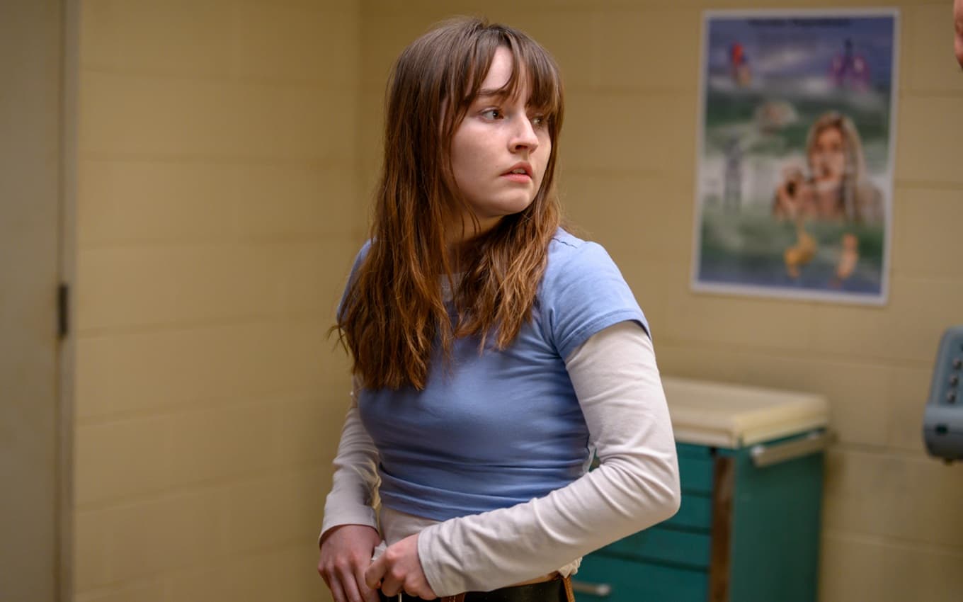 Kaitlyn Dever em Dopesick, uma das melhores minisséries no streaming