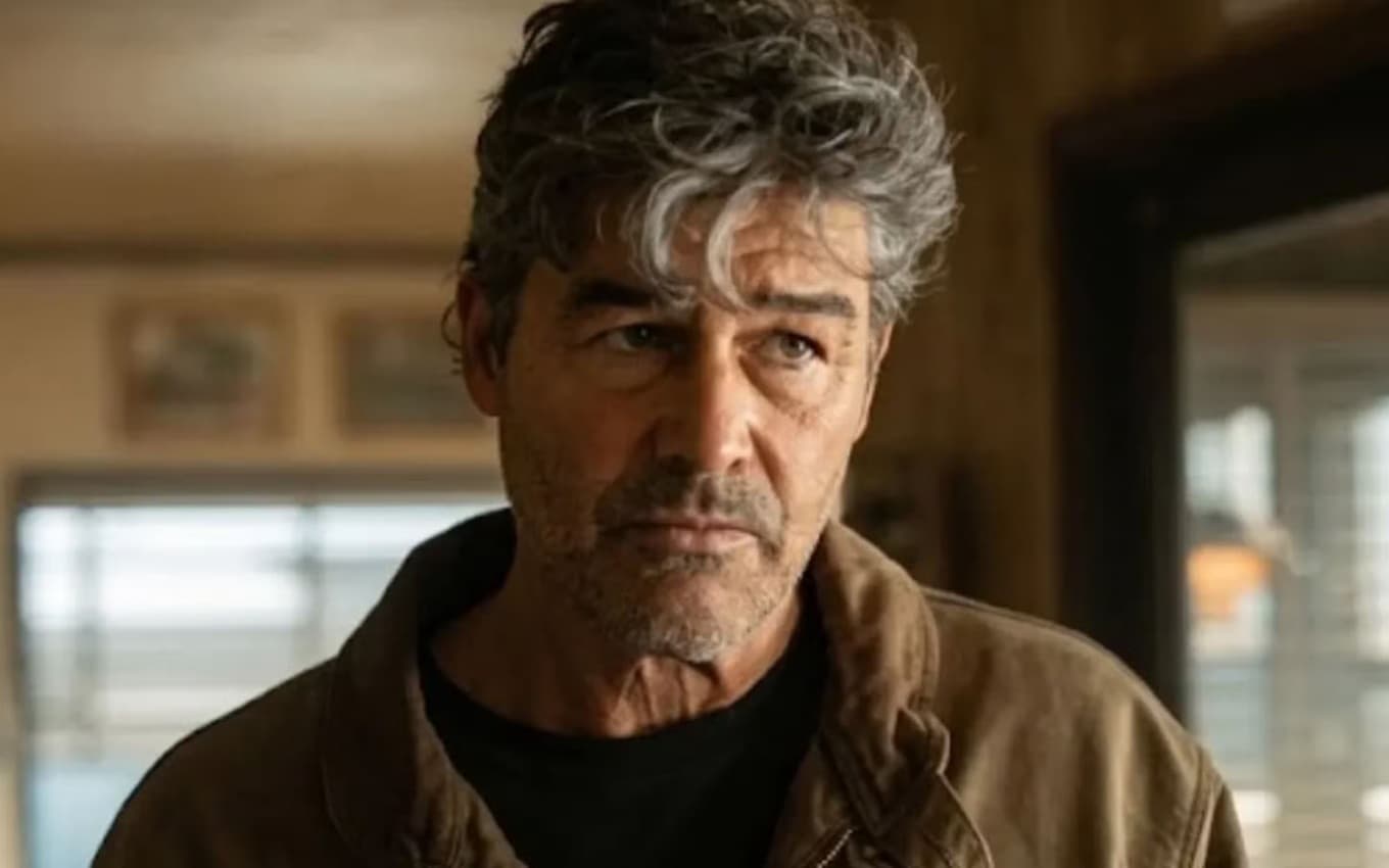 Kyle Chandler em cena de Lanternas, nova série da DC