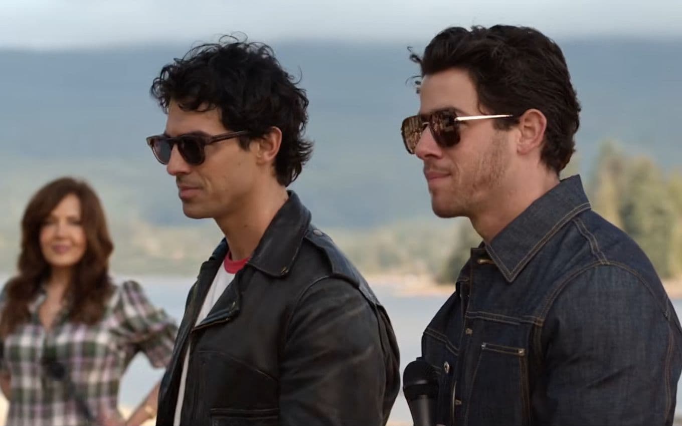 Joe e Nick Jonas em cena de Camp Rock 3