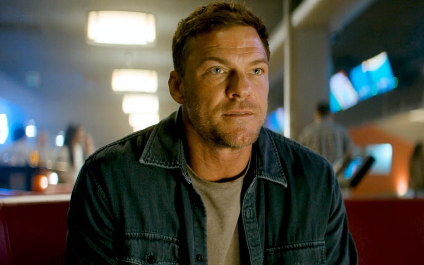 Alan Ritchson em cena de Reacher