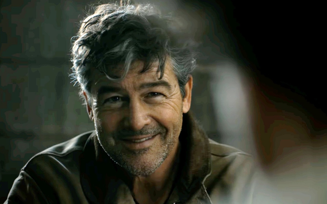 Kyle Chandler em cena de Lanternas, nova série do Lanterna Verde na DC