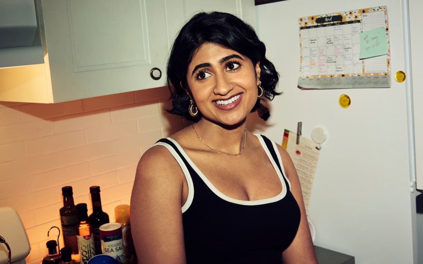 Amita Rao em cena de Adultos, uma das melhores séries no streaming