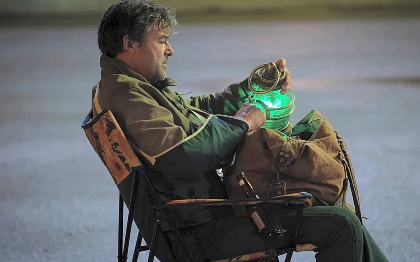 Kyle Chandler em cena de Lanternas