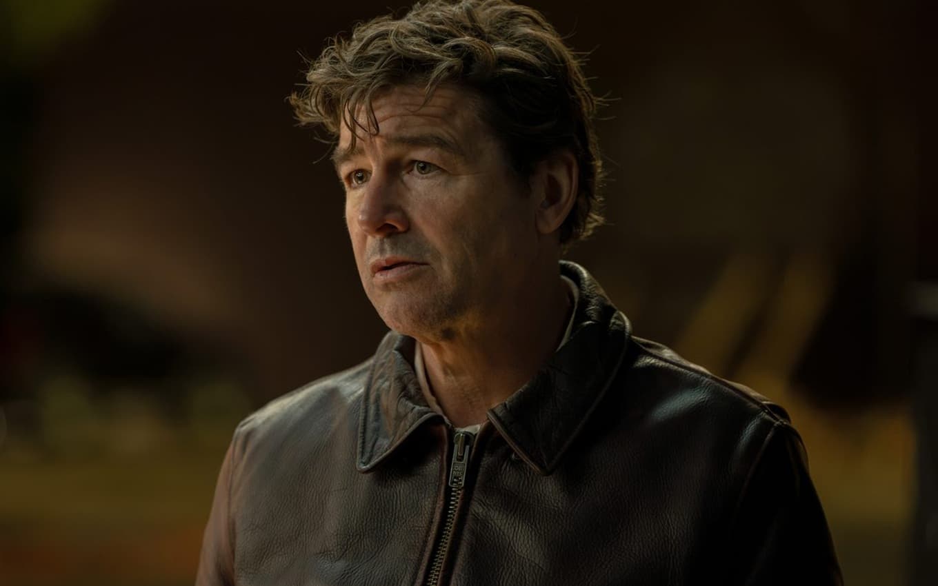 Kyle Chandler em cena de Lanternas