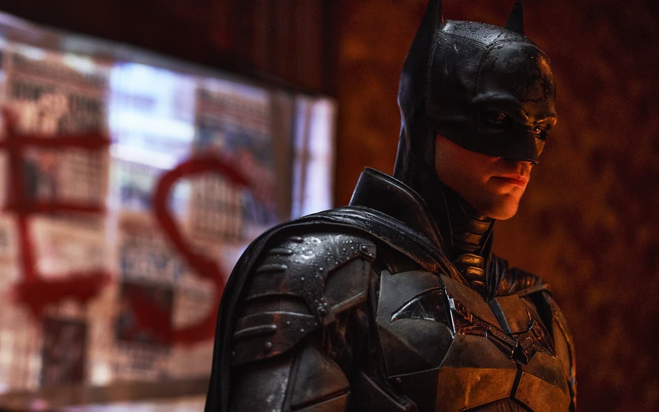 Robert Pattinson em cena de Batman