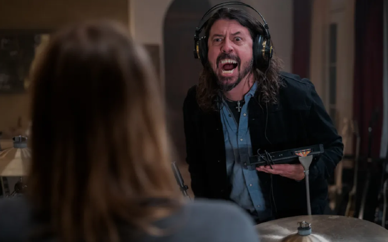 Dave Grohl faz careta para o baterista Taylor Hawkins em Terror no Estúdio 666