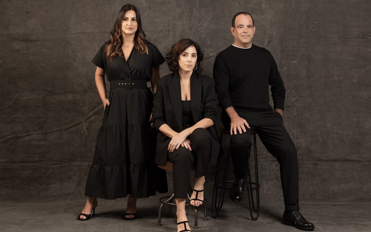 Daniela Arbex, Julia Rezende e Gustavo Lipsztein (da esq. para a dir.) estão por trás da série Todo Dia a Mesma Noite, produzida pela Netflix