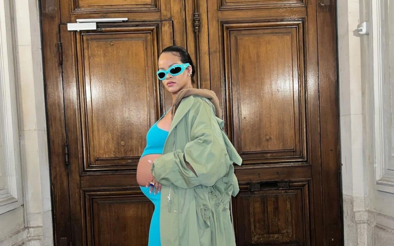 5.mar.2022 - Grávida, a cantora Rihanna exibe a barriga