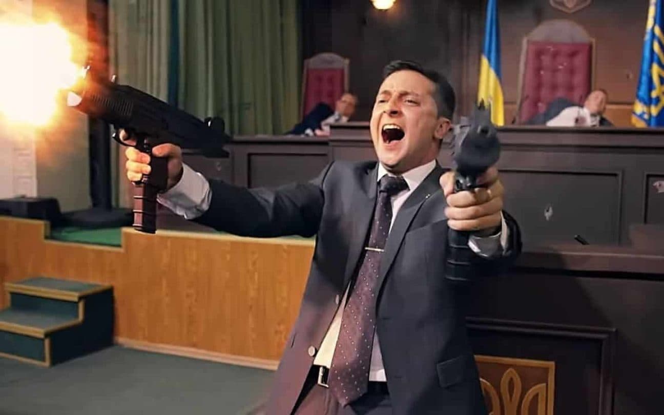 O presidente da Ucrânia Volodymyr Zelenskyy estrelou a série Servo do Povo antes de se dedicar à política. Produção chega à Netflix