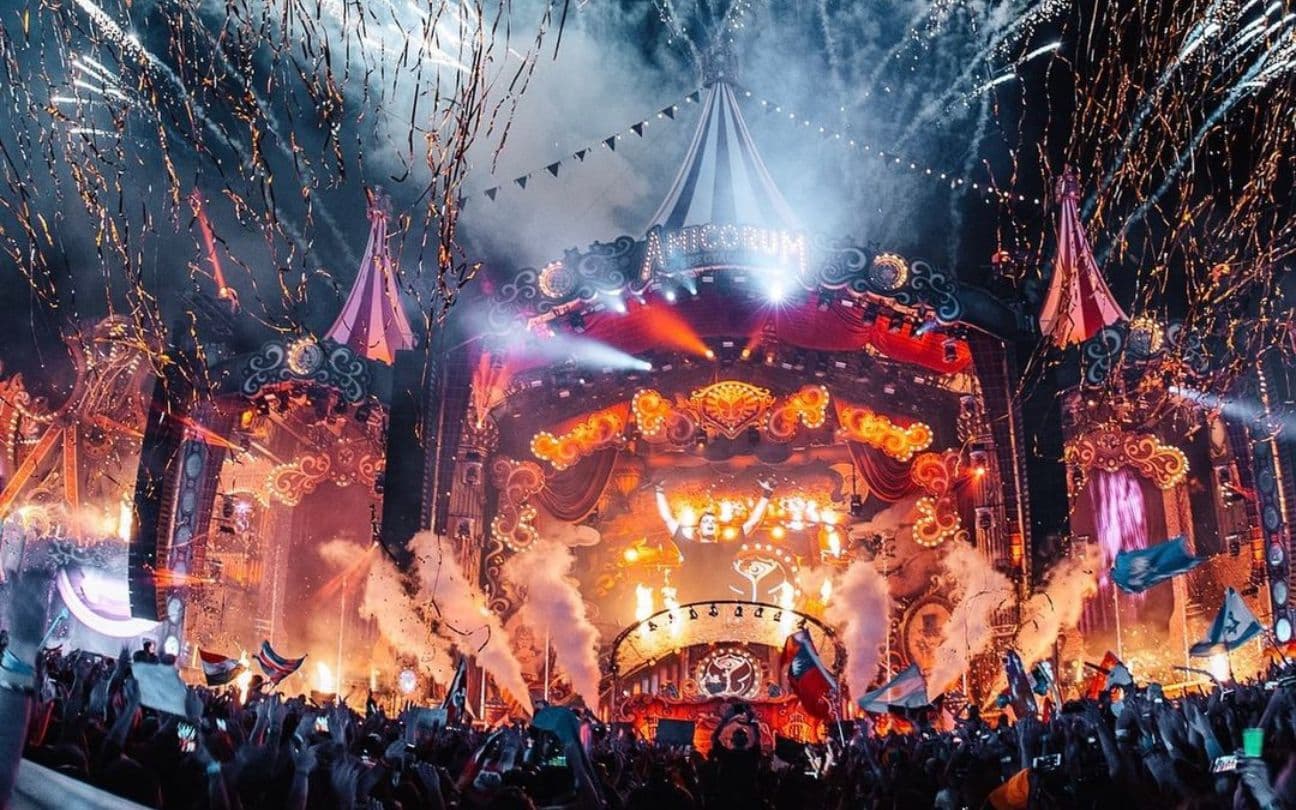 Foto do DJ Martin Garrix tocando no palco do festival Tomorrowland