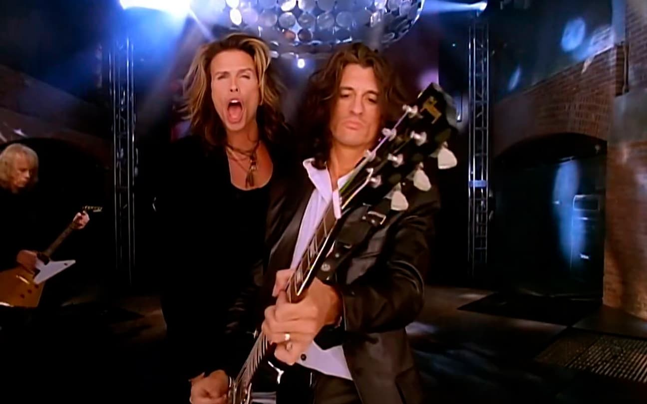 Steven Tyler e Joe Perry, do Aerosmith, no clipe de Hole In My Soul