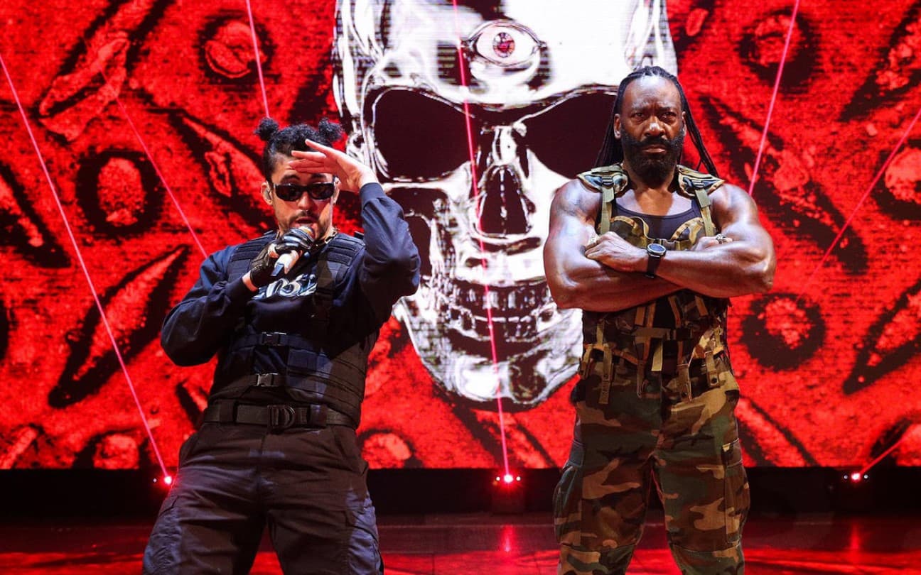 Bad Bunny e Booker T em uma apresentação na WWE