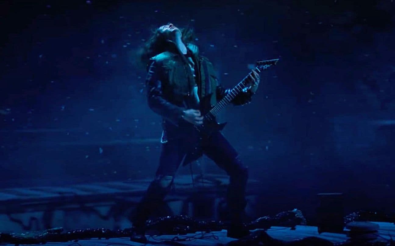 Personagem Eddie tocando guitarra em Stranger Things