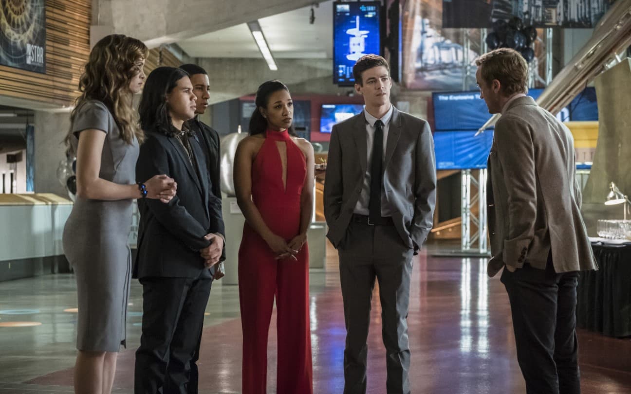 Cena com o elenco de The Flash