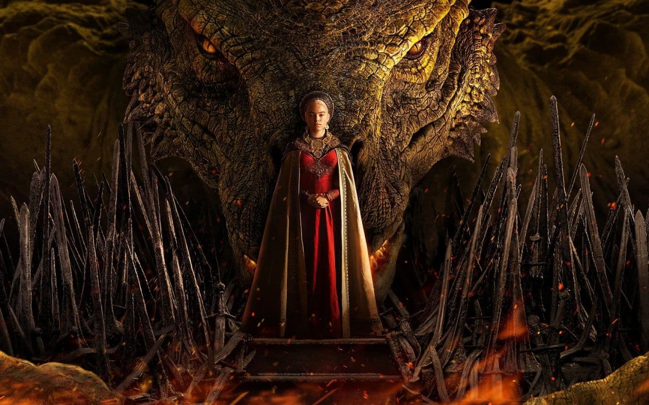Emma D'Arcy em frente a dragão de House of the Dragon
