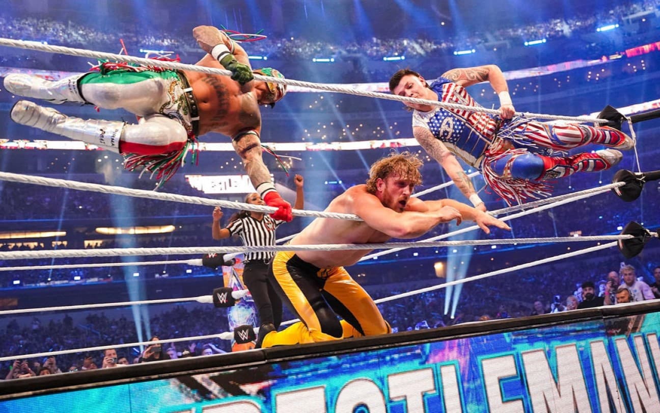 Rey e Dominik Mysterio atacando Logan Paul no ringue da WWE
