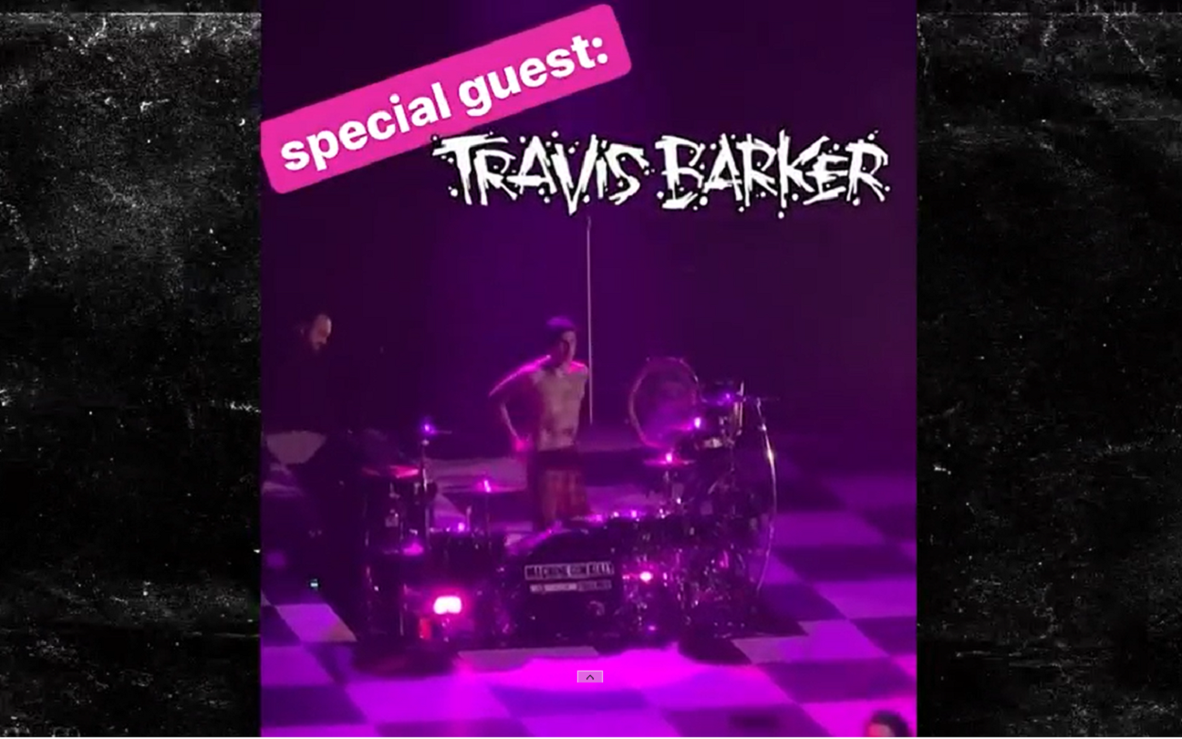 Travis Barker em show de Machine Gun Kelly na Califórnia
