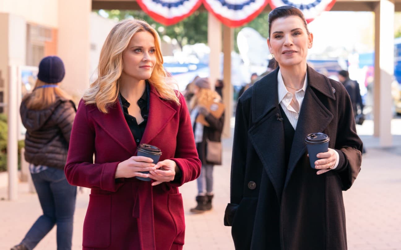 Reese Witherspoon e Julianna Margulies em cena de The Morning Show
