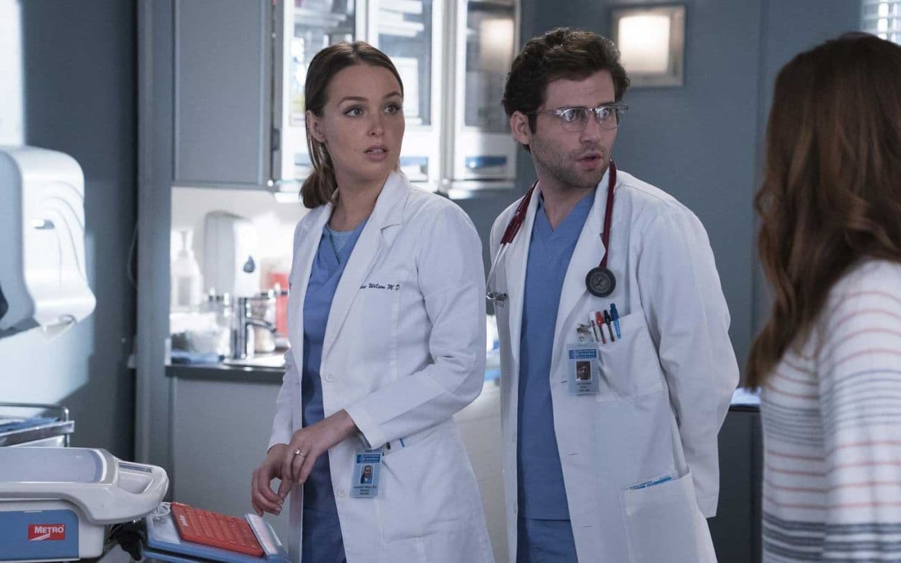 Camilla Luddington e Jake Borelli em Grey's Anatomy