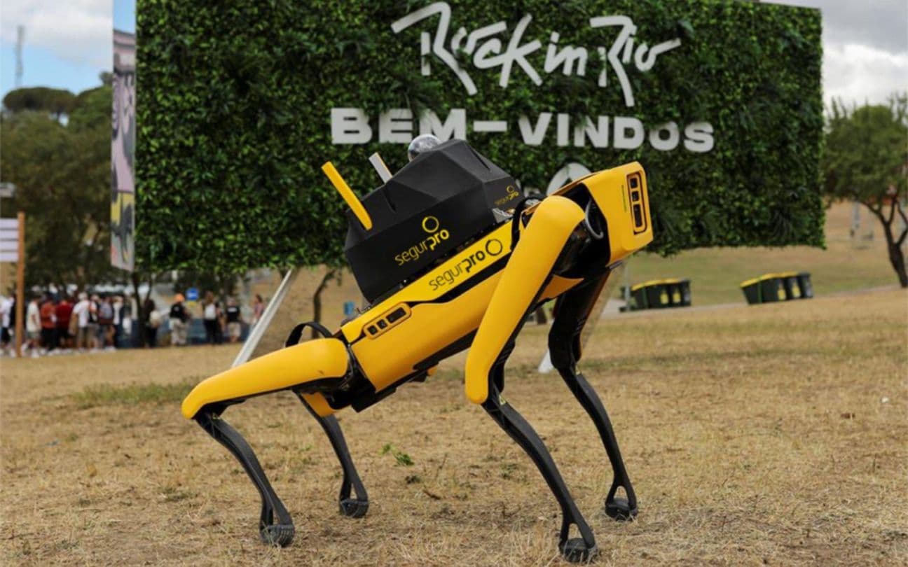 Cão-robô em frente a um letreiro do Rock in Rio