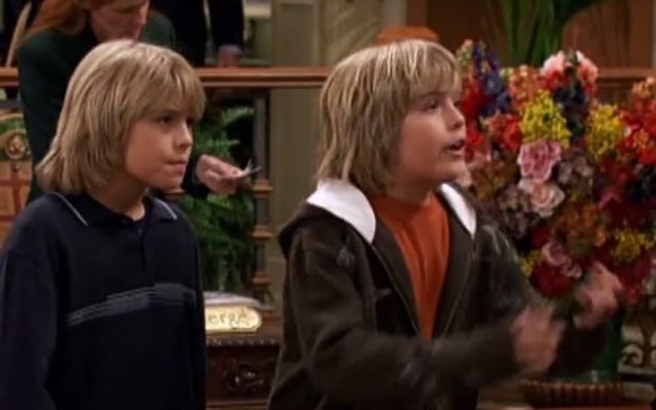Cole e Dylan Sprouse em cena de Zack & Cody: Gêmeos em Ação