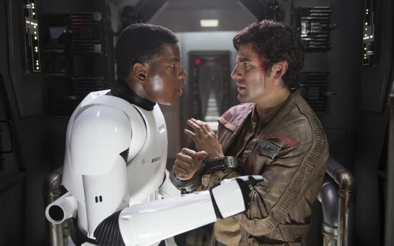 John Boyega e Oscar Isaac em cena de Star Wars: O Despertar da Força