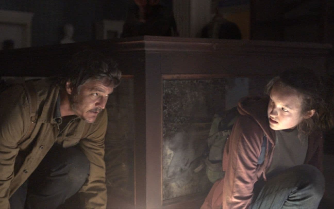 Pedro Pascal e Bella Ramsey em cena de The Last of Us