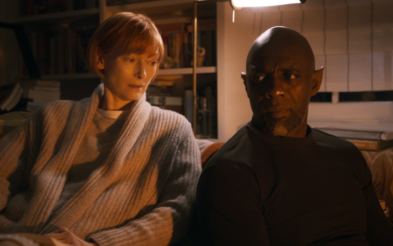 Tilda Swinton e Idris Elba em cena de Era Uma Vez Um Gênio