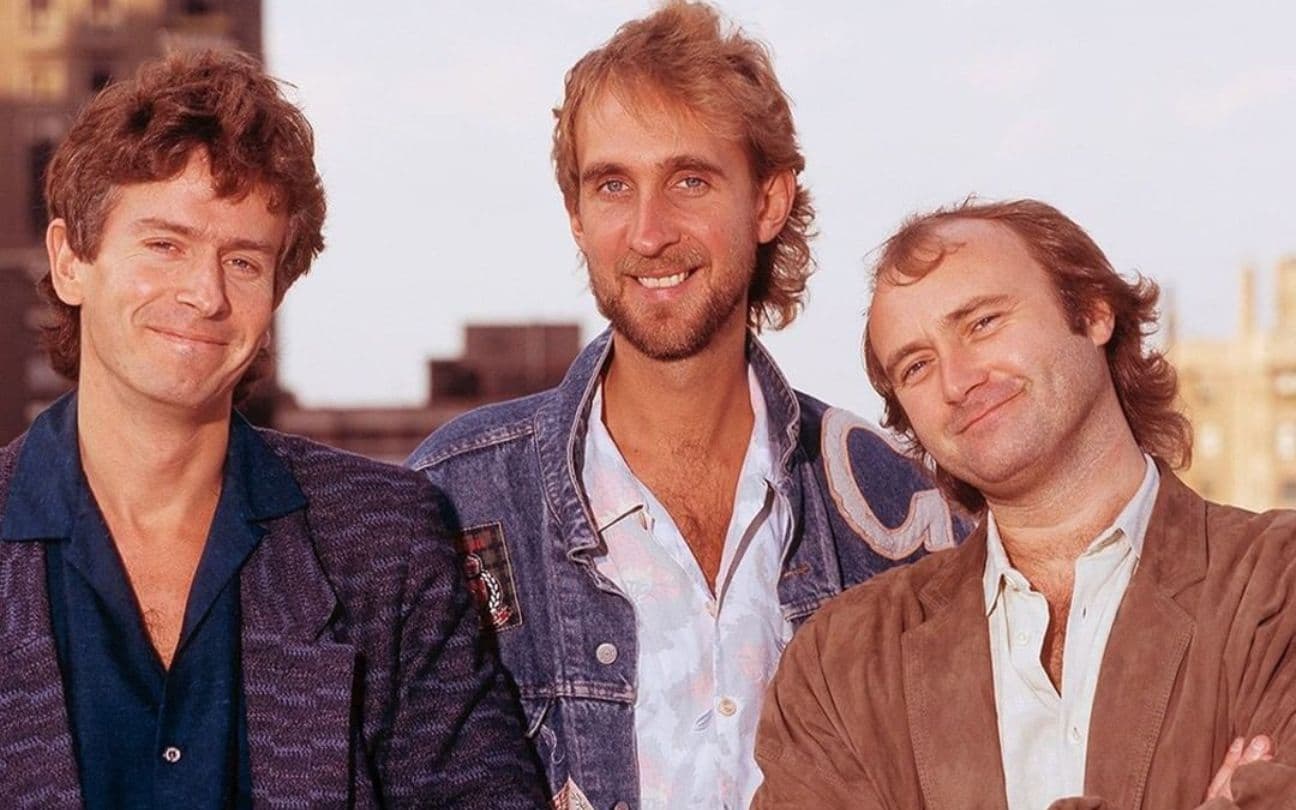 Phil Collins ao lado dos integrantes da banda Genesis