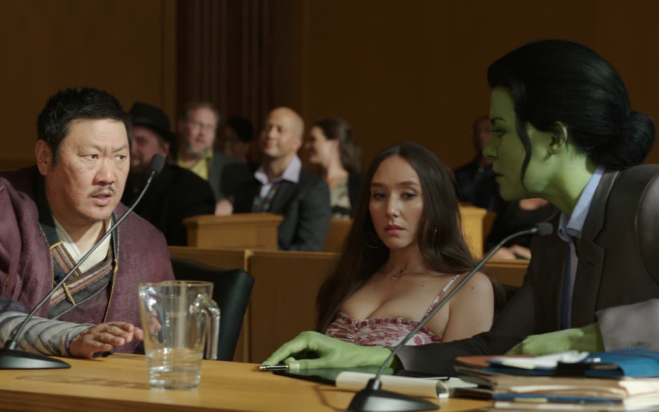Benedict Wong, Patty Guggenheim e Tatiana Maslany em cena de Mulher-Hulk