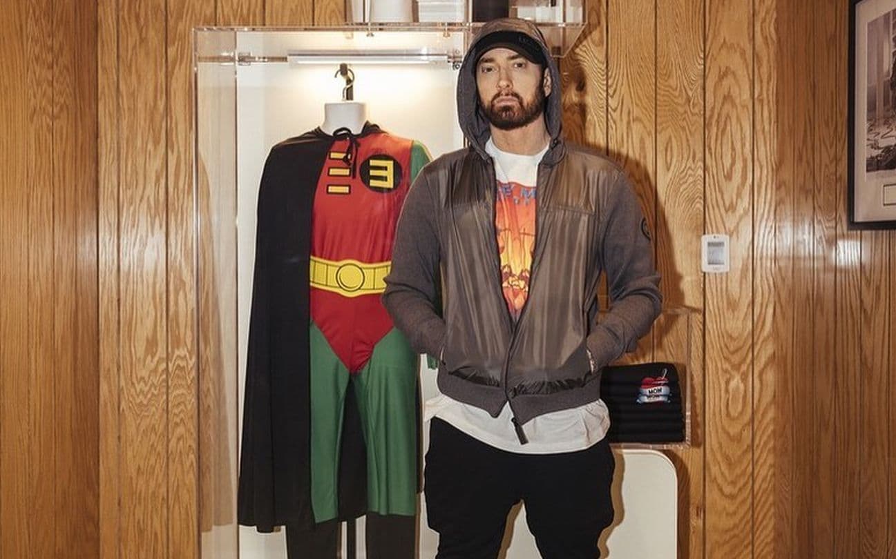 Eminem posa ao lado da roupa de Robin usada em clipe