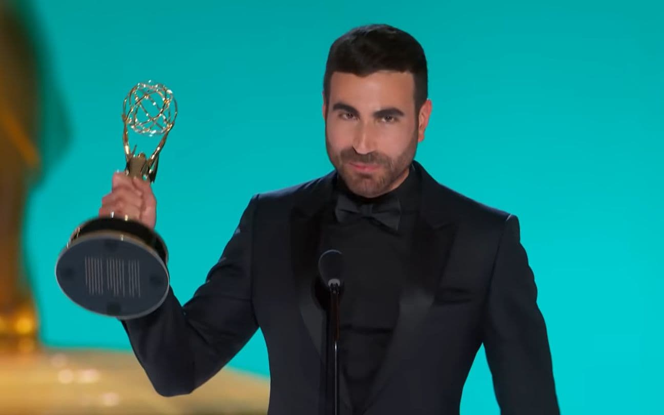 Brett Goldstein recebe estatueta no Emmy 2021