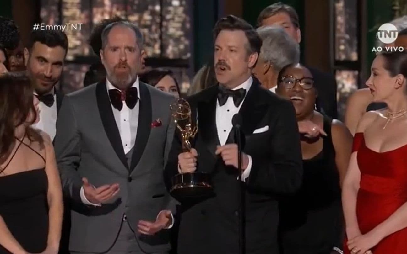 Elenco e equipe de Ted Lasso recebem Emmy de melhor comédia