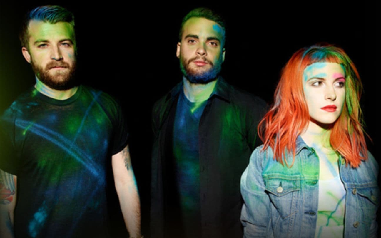 Paramore na capa do álbum homônimo