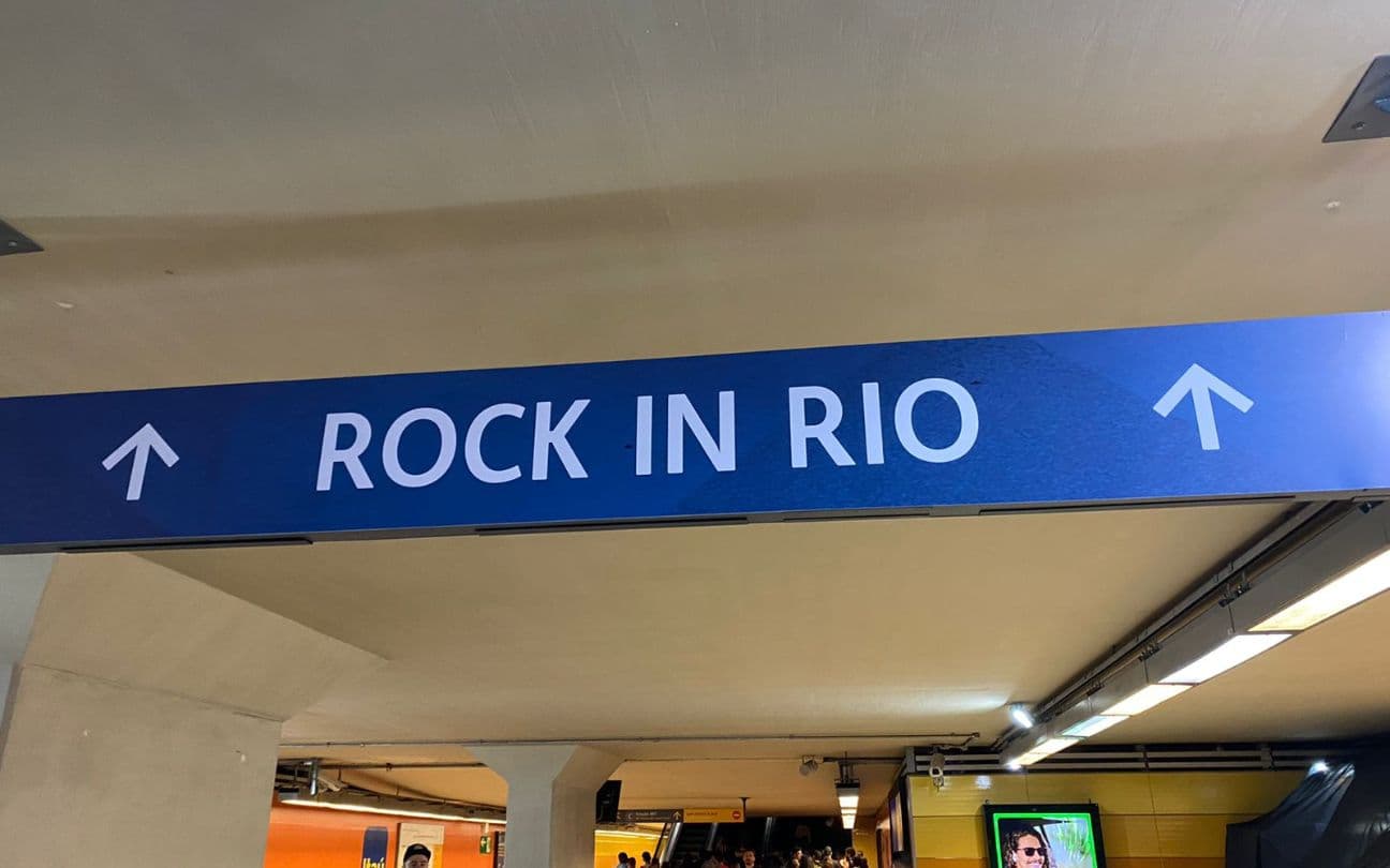 Corredor do Terminal Jardim Oceânico com indicações para o Rock in Rio 2022