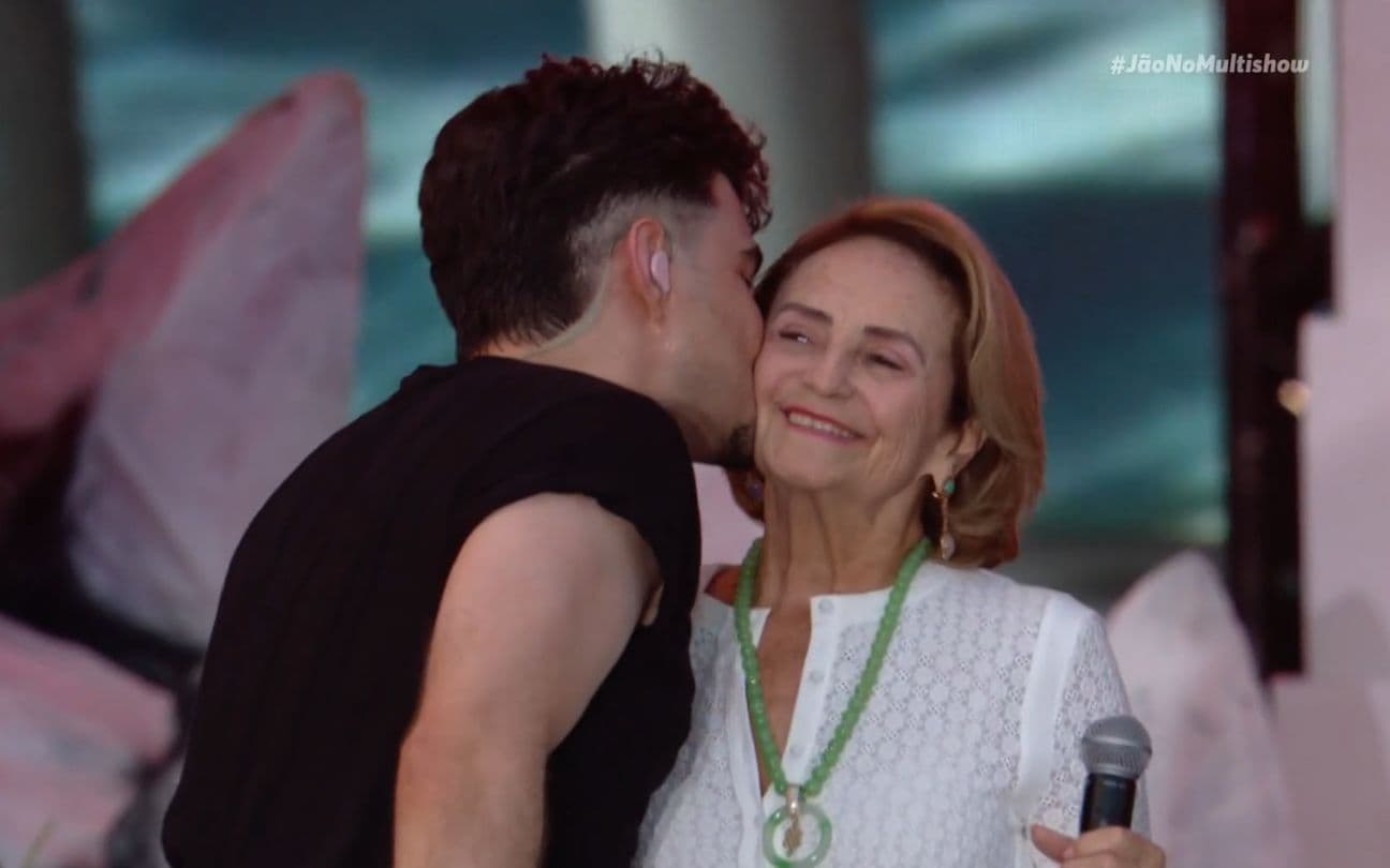 Jão beija Lucinha Araújo em show no Rock in Rio