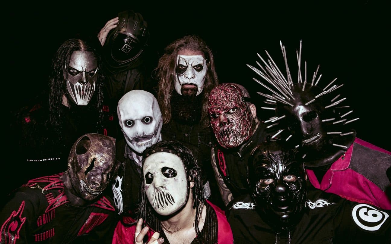 Slipknot em foto de divulgação com suas máscaras assombrosas
