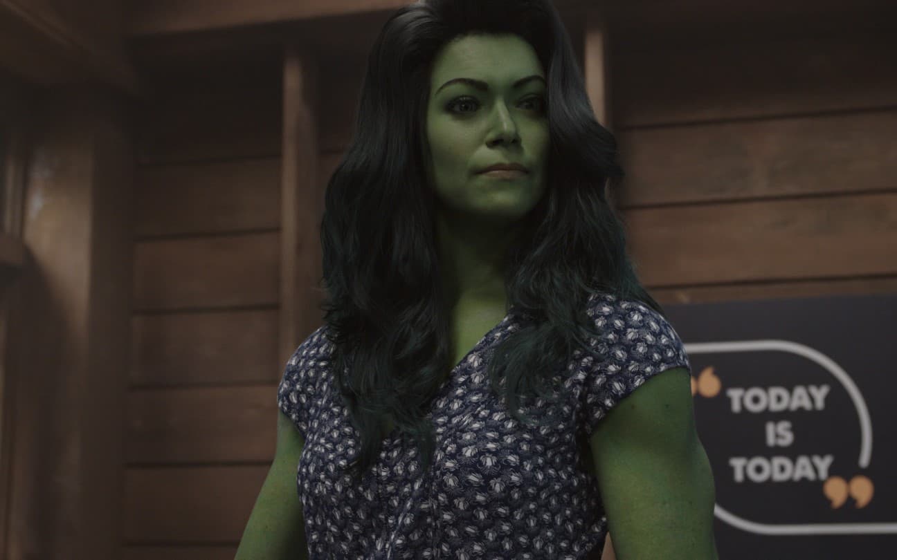 Tatiana Maslany em cena de Mulher-Hulk