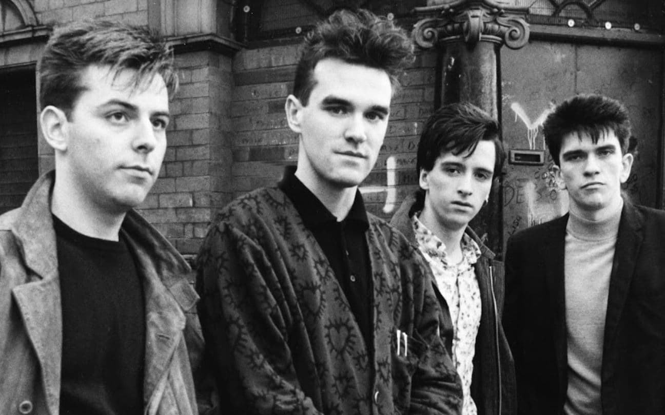 Banda The Smiths em foto em preto e branco. Eles ganharam novos ouvintes com morte da rainha Elizabeth
