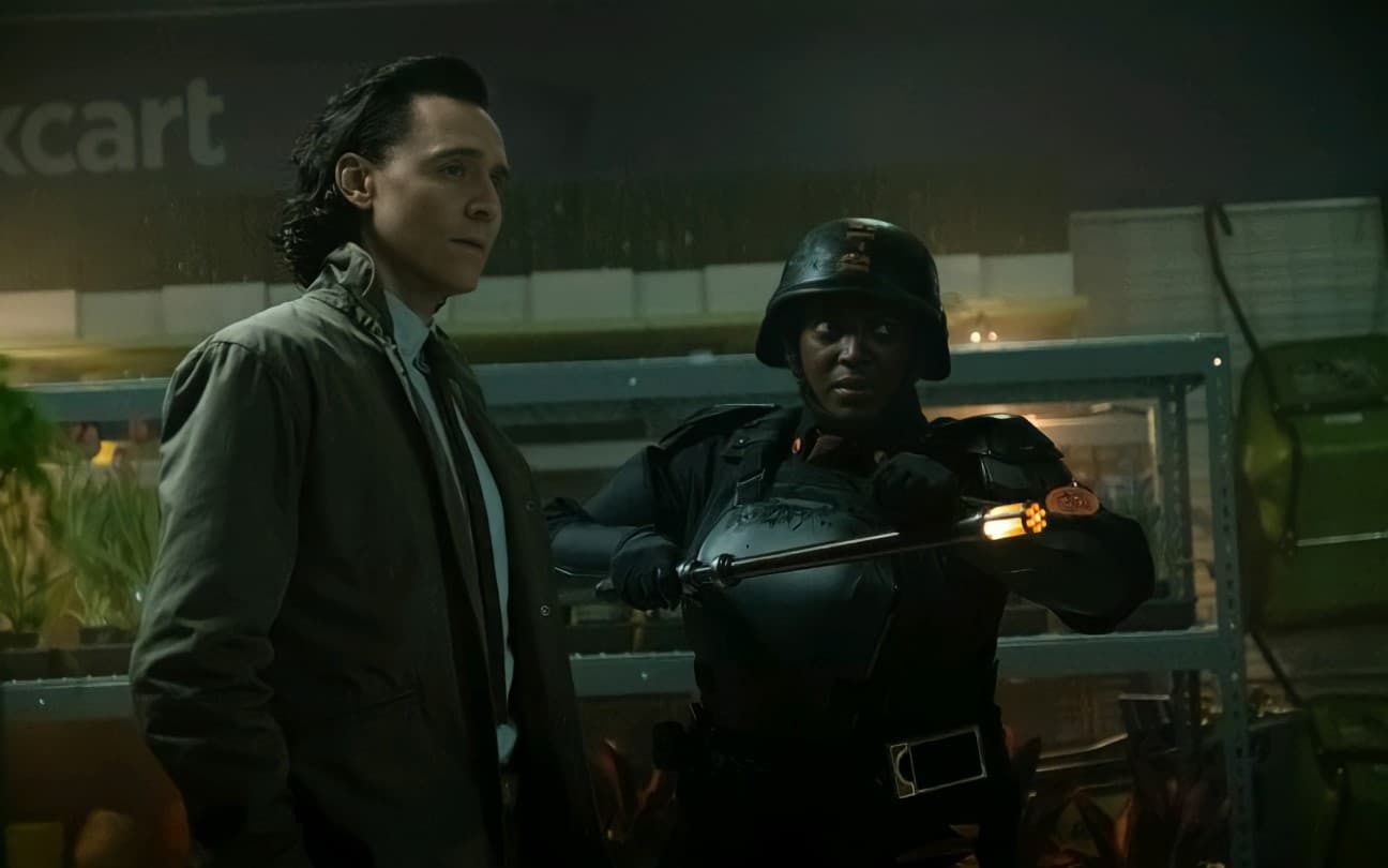 Tom Hiddleston e Wunmi Mosaku em cena de Loki