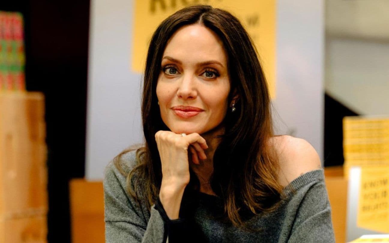 Angelina Jolie posa para fotos em livraria