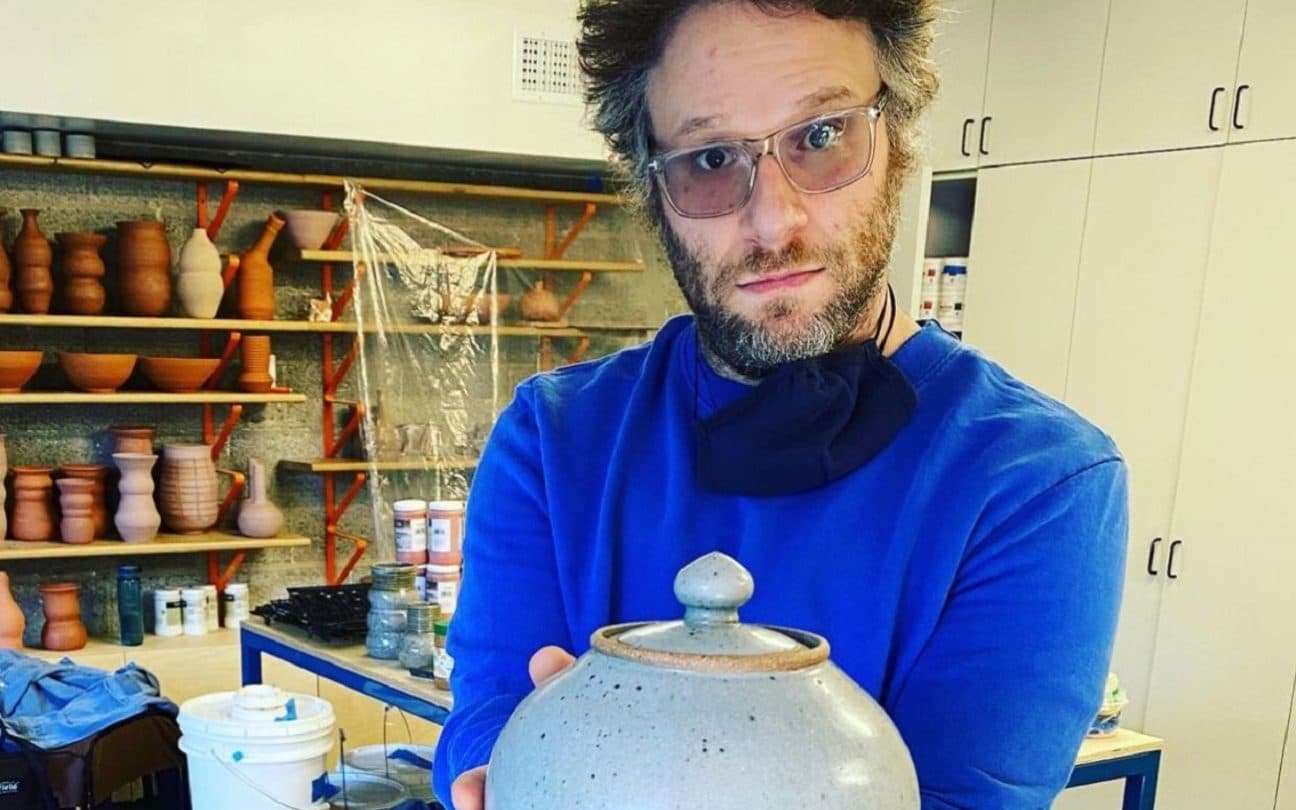 Seth Rogen com um jarro de cerâmica