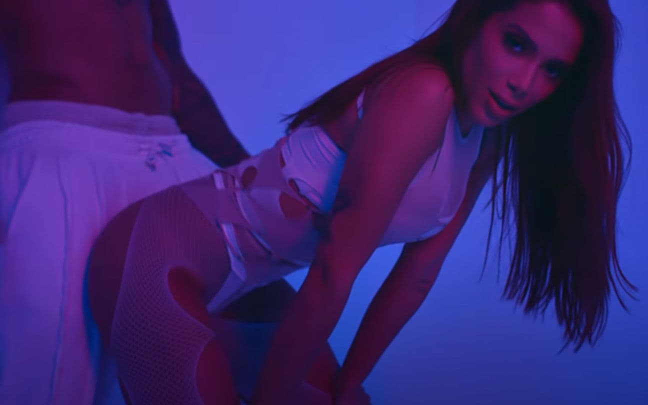 Anitta no videoclipe do hit Envolver