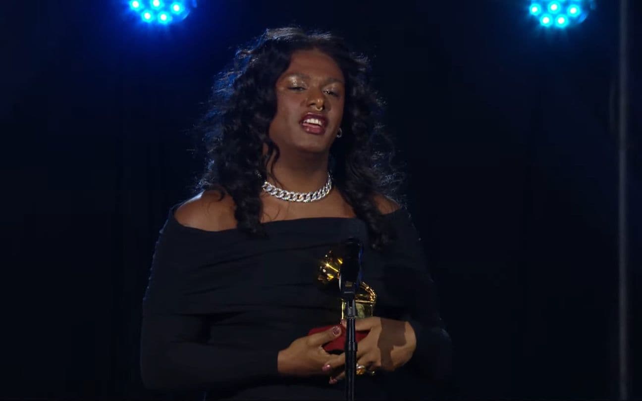 A cantora Liniker recebe Grammy Latino